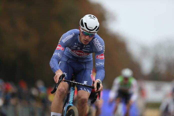 Cyclo-cross : X2O Trofee. Niels Vandeputte frustre Eli Iserbyt sur le Flandriencross