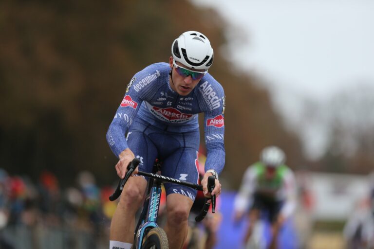 Cyclo-cross : X2O Trofee. Niels Vandeputte frustre Eli Iserbyt sur le Flandriencross