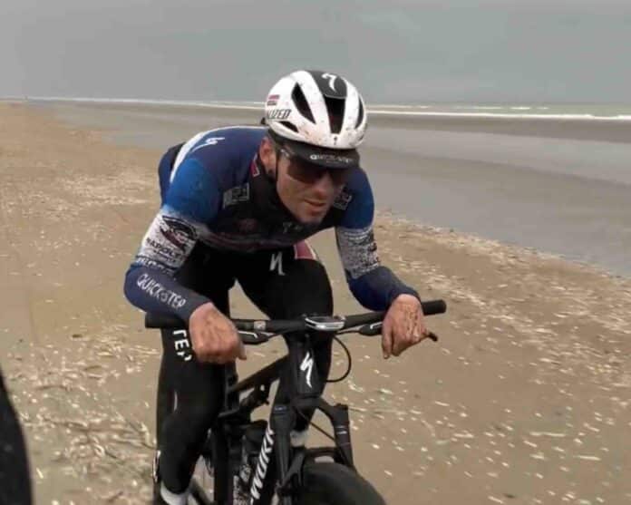 Remco Evenepoel s'essaie au vélo sur plage aux côtés de ses coéquipiers