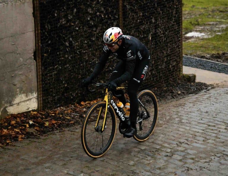 Wout van Aert en reconnaissance sur les routes des classiques flandriennes et de Paris-Roubaix