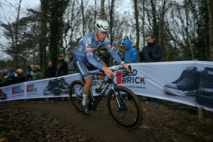 Cyclo-cross : Niels Vandeputte résiste à Felipe Orts et s'offre un premier succès en Coupe du monde