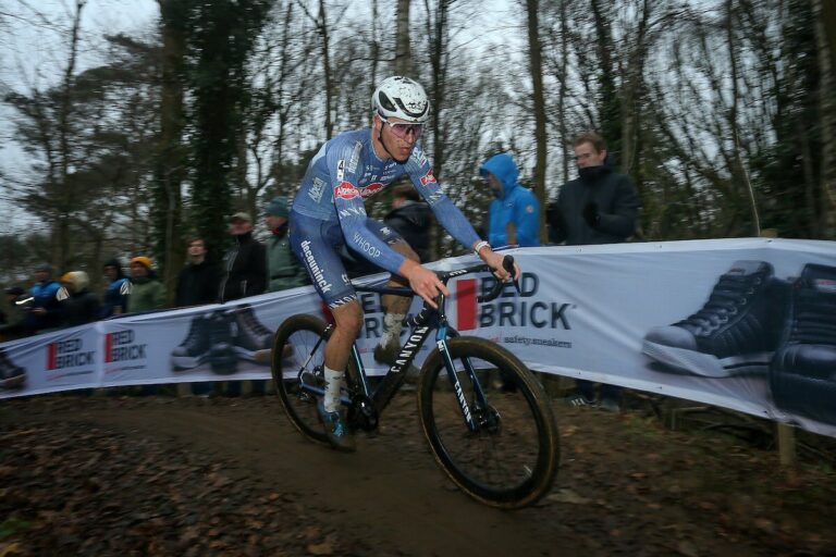 Cyclo-cross : Niels Vandeputte résiste à Felipe Orts et s’offre un premier succès en Coupe du monde