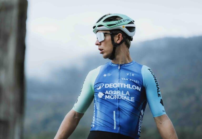 Decathlon AG2R La Mondiale : un maillot revisité pour 2025