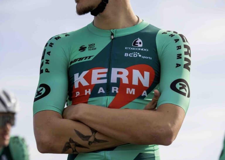 Le maillot 2025 de l’équipe Kern Pharma : une nouvelle ère