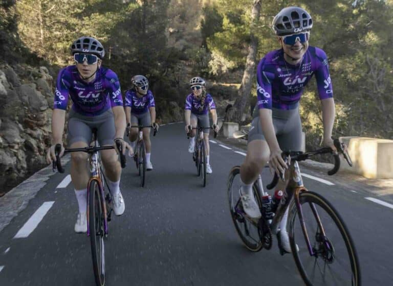 Liv AlUla Jayco présente son effectif renforcé pour 2025 : Une équipe ambitieuse
