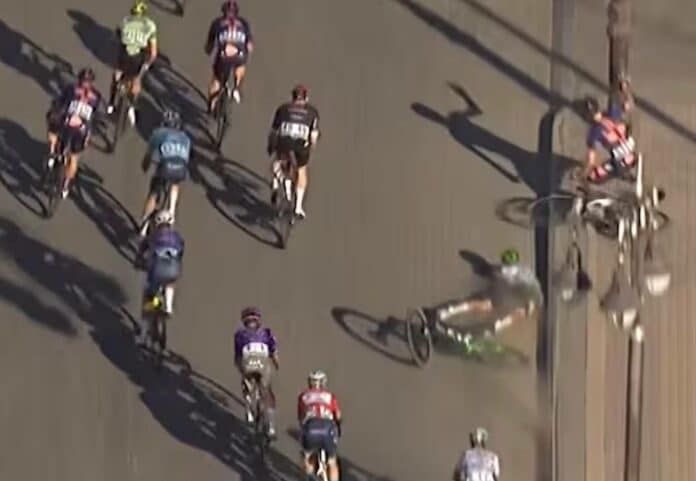 AlUla Tour Nils Eekhoff violemment projeté contre un lampadaire en plein sprint