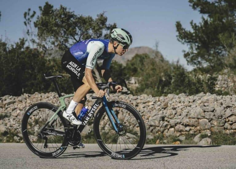 Benoit Cosnefroy opéré du genou : un coup dur pour Decathlon AG2R La Mondiale
