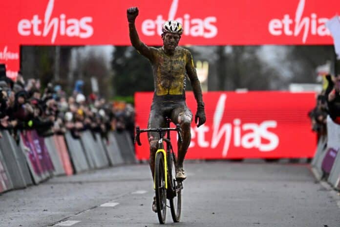 Coupe du monde : En démonstration, Wout van Aert s'impose à Dendermonde