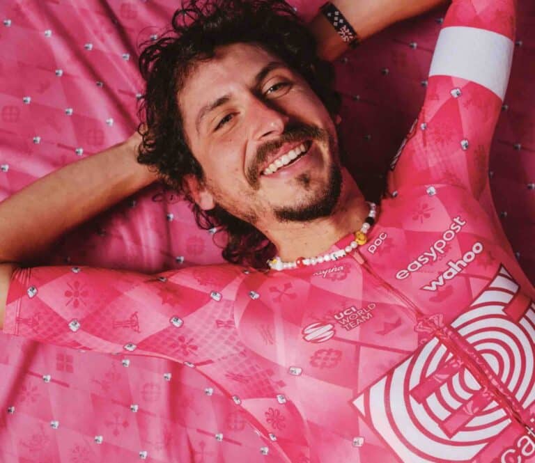 EF Education-EasyPost dévoile son maillot 2025 : rose et diamants au programme