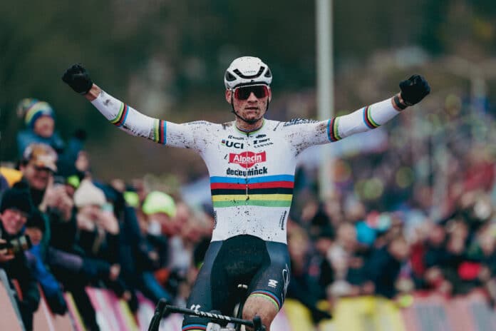 Mathieu van Der Poel seul au monde à Hoogerheide, Michael Vanthourenhout remporte la Coupe du monde