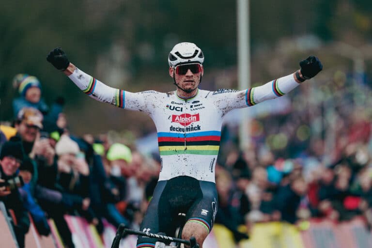 Mathieu van der Poel seul au monde à Hoogerheide, Michael Vanthourenhout remporte la Coupe du monde