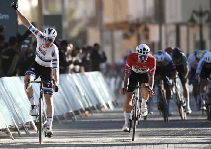 Tim Merlier remporte l'étape 3 du AlUla Tour Pidcock reste leader malgré une crevaison