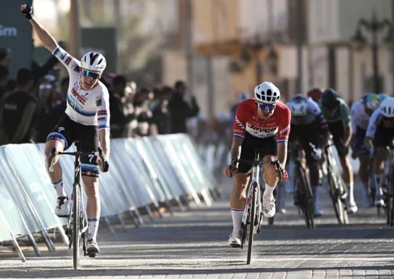 Tim Merlier remporte l’étape 3 du AlUla Tour, Pidcock reste leader malgré une crevaison
