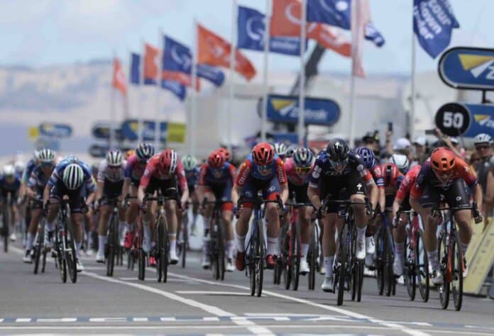 Vidéo Daniek Hengeveld s'impose en solitaire sur la 1ère étape du Tour Down Under Femmes 2025