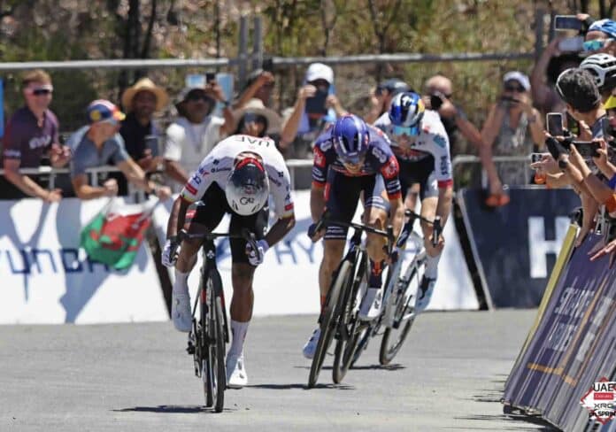 Vidéo Jhonatan Narvaez s'impose à Willunga Hill et prend le maillot de leader du Tour Down Under