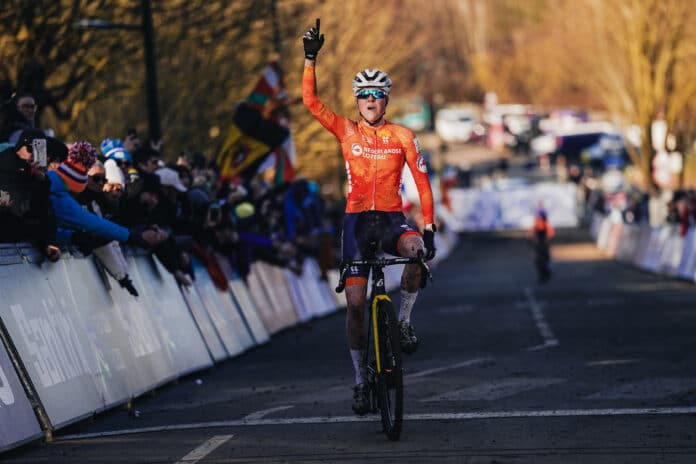 Fem van Empel sacrée triple championne du monde de cyclo-cross à Liévin