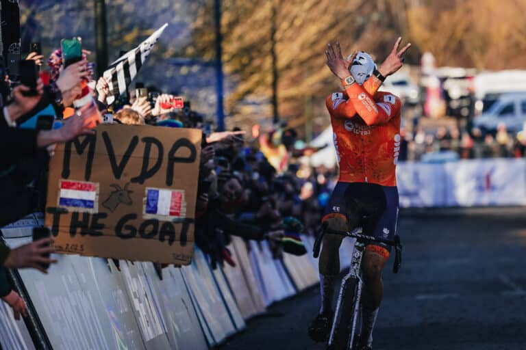 Mathieu van der Poel égale Eric De Vlaeminck avec un septième titre mondial de cyclo-cross à Liévin