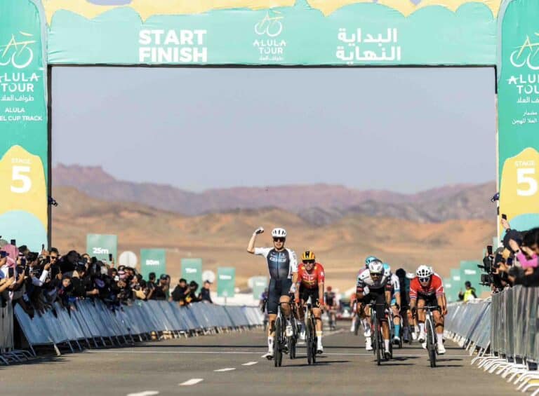 Matteo Moschetti remporte la dernière étape, Tom Pidcock vainqueur final du AlUla Tour 2025