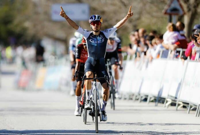 Tour d'Andalousie 2025 étape 2 victoire de Pidcock Sivakov prend le maillot de leader