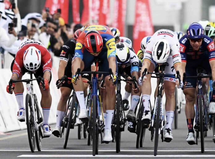 UAE Tour 2025 étape 4 Jonathan Milan s'impose au sprint Pogacar reste leader