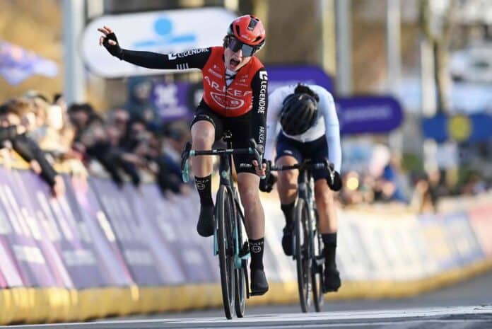 Omloop Het Nieuwsblad Women 2025 Lotte Claes s'impose en échappée Demi Vollering termine 3ème