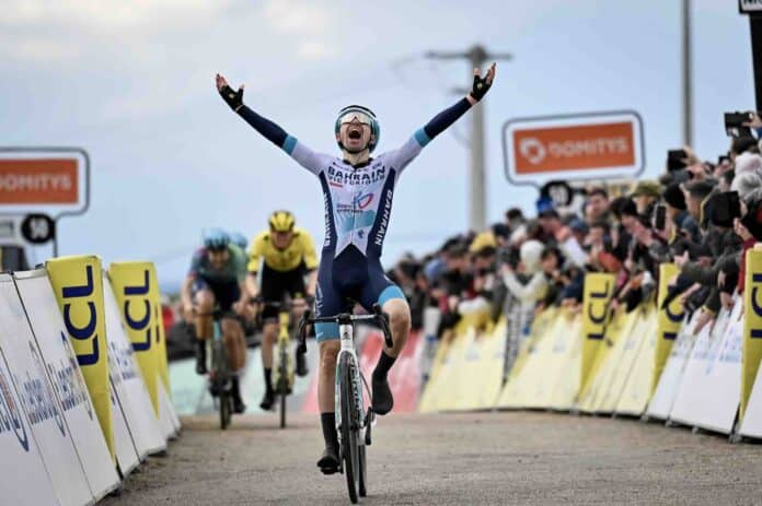 Paris Nice 2025 Lenny Martinez s'impose dans la Côte Saint André