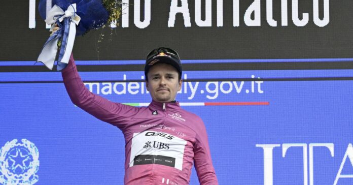 tirreno adriatico 2025 thomas pidcock honnetement jaurais pu rester avec ayuso