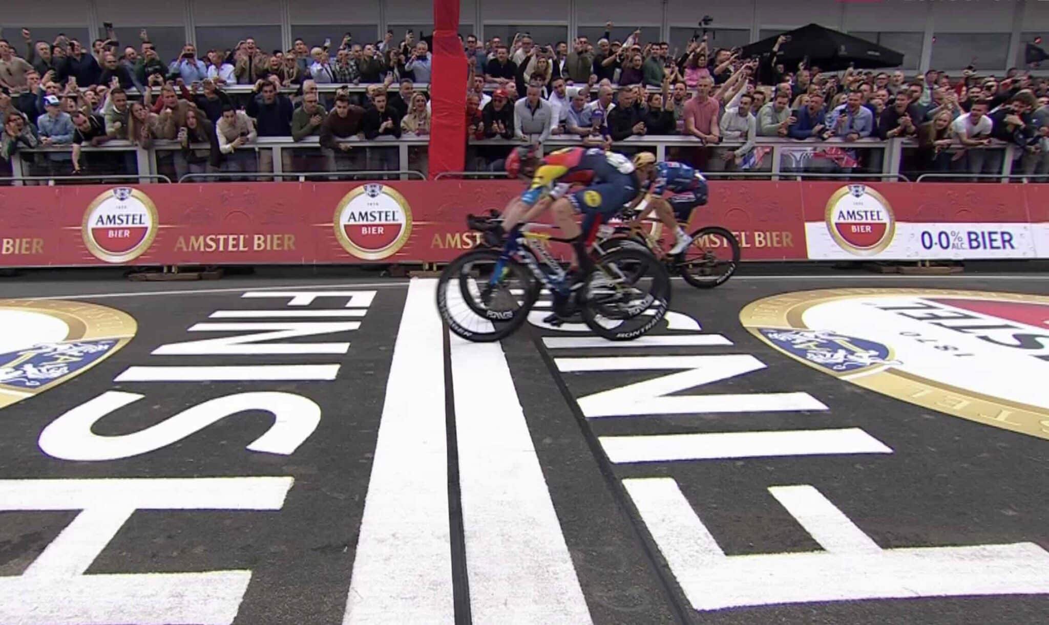 Mattias Skelmose remporte l'Amstel Gold Race 2025 au sprint devant Pogacar et Evenepoel