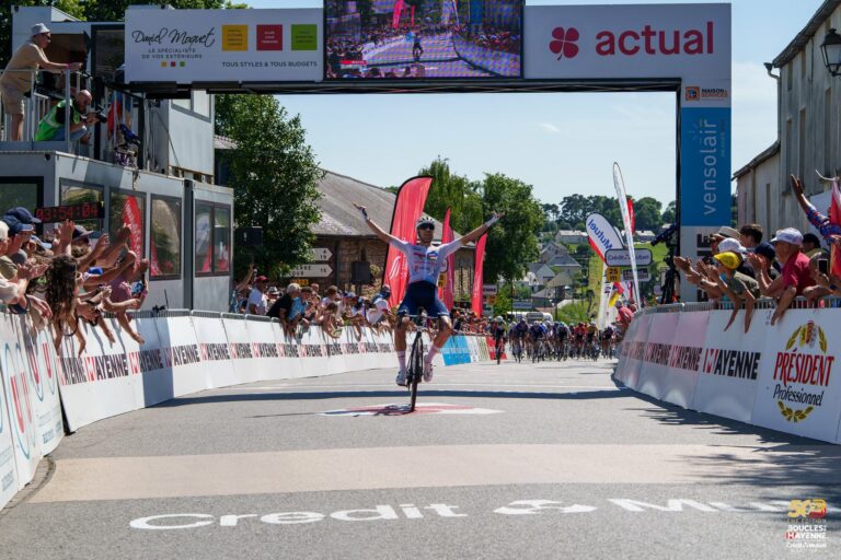 Boucles de la Mayenne 2025, étape 1 : Pierre Latour l’emporte en costaud