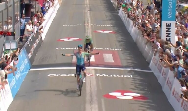 Boucles de la Mayenne, étape 2 : Aaron Gate lève les bras à Bais