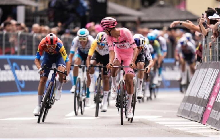 Giro 2025, étape 11 : Isaac Del Toro : « Je me suis arrêté pour retrouver mes coéquipiers. »