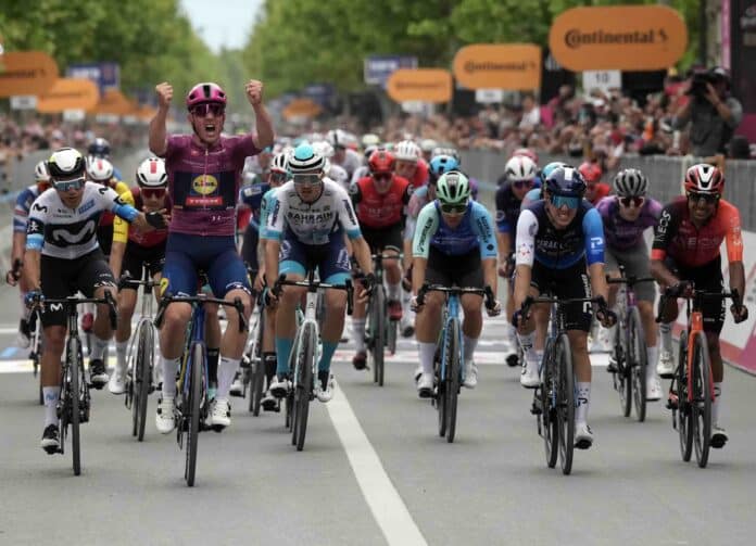 Giro 2025 étape 3 victoire de Mads Pedersen au sprint et nouveau leader