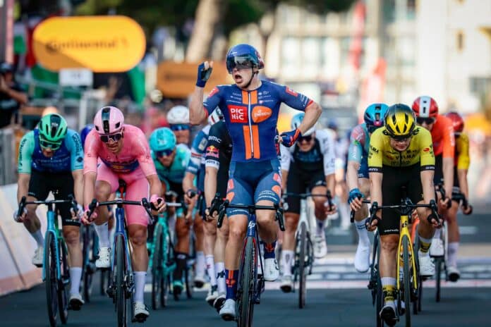 giro-2025-etape-4-casper-van-uden-cest-une-victoire-des-le-premier-sprint-de-mon-premier-grand-tour