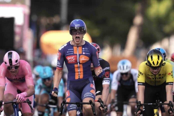 Giro 2025 étape 4 victoire surprise de Van Uden au sprint Pedersen toujours maillot rose