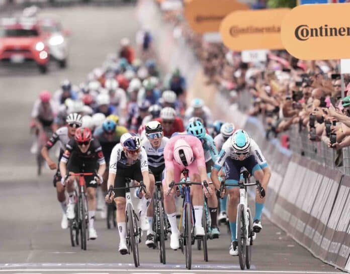 Giro 2025 étape 5 le maillot rose vainqueur Mads Pedersen s'impose au sprint à Matera