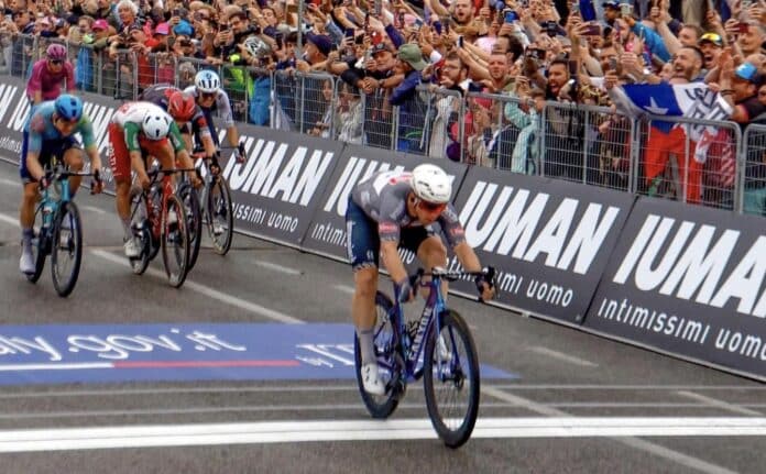 giro-2025-etape-6-kaden-groves-premiere-gagne-de-lannee-un-grand-soulagement