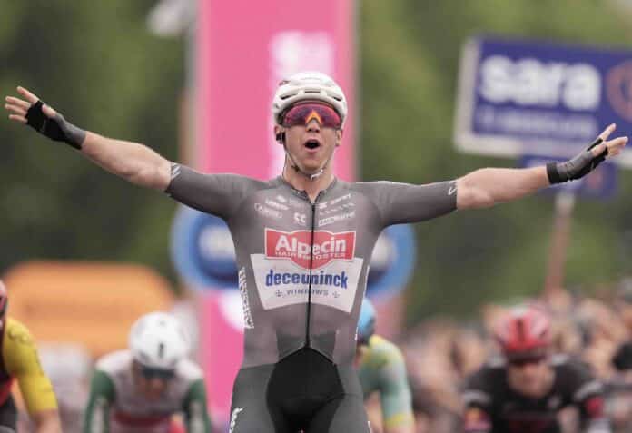 Giro 2025 Kaden Groves s'impose au sprint à Napes Pedersen reste en rose