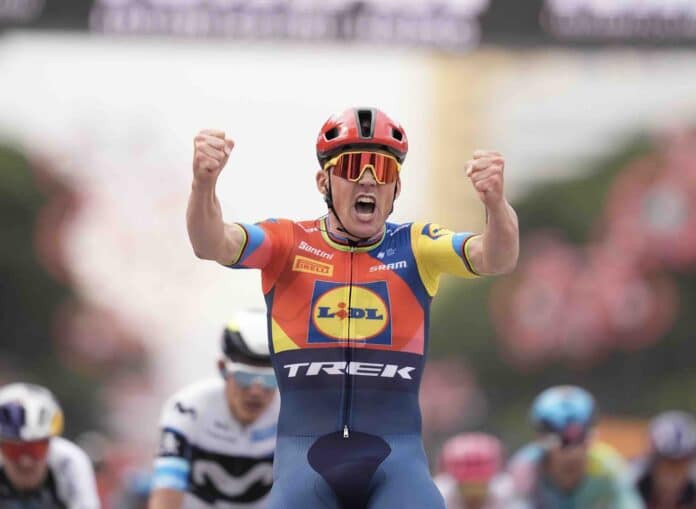 Mads Pedersen premier maillot rose du Giro 2025 après sa victoire à Tirana