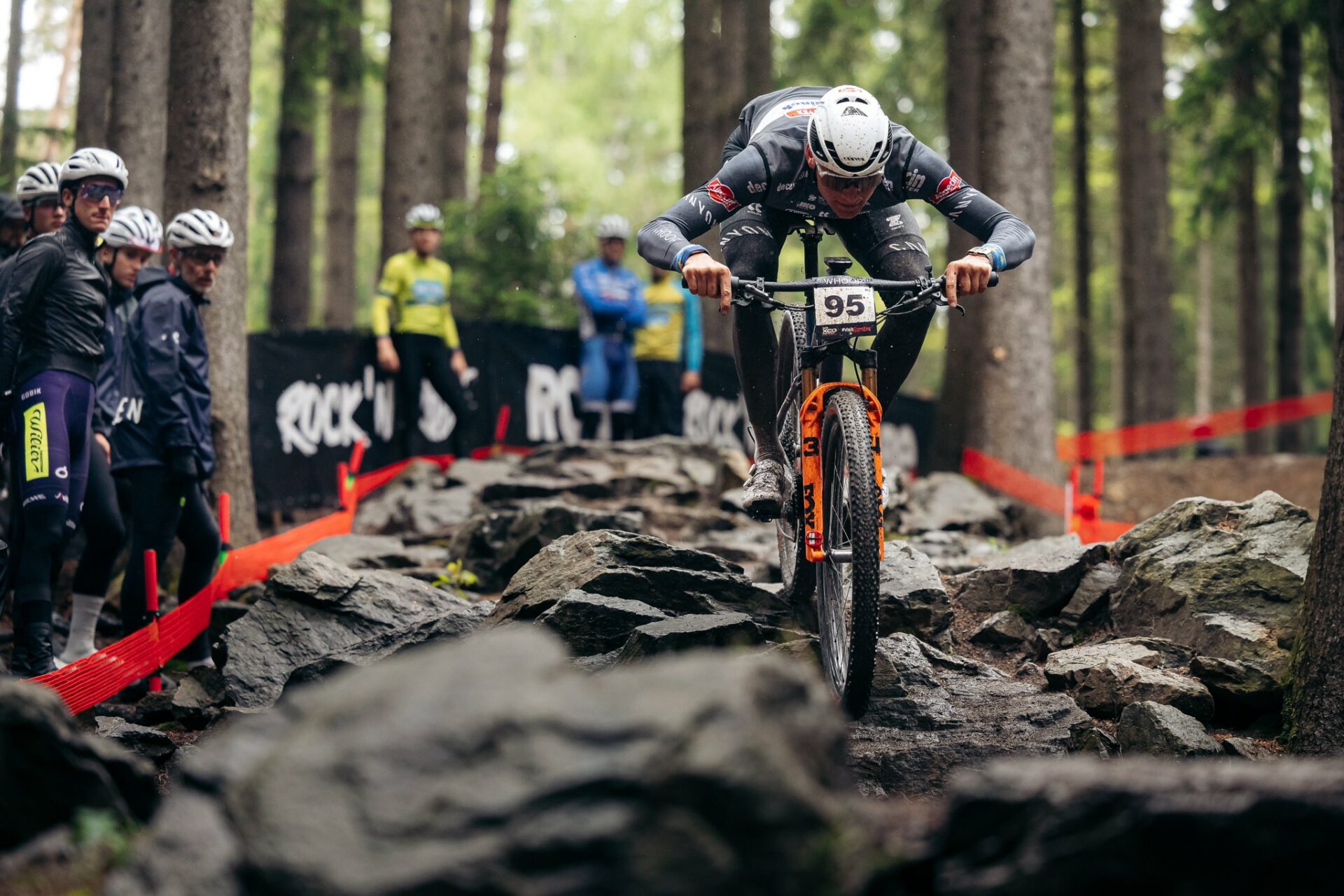 Mathieu van der Poel chute à deux reprises sur la Coupe du monde de VTT ...