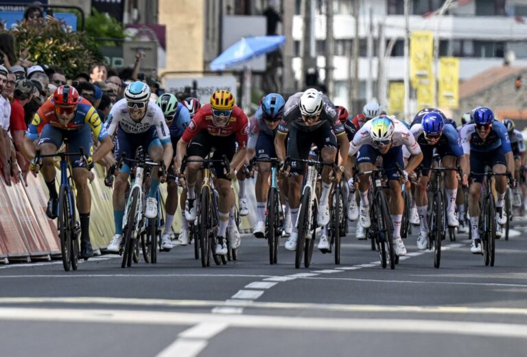 Critérium du Dauphiné 2025, étape 2 : Jonathan Milan lève les bras à Issoire