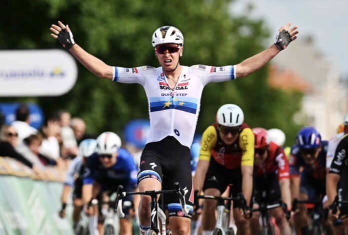 Tour de Belgique 2025 Tim Merlier s'impose en force sur la 1ère étape frayeur pour Jasper Philipsen