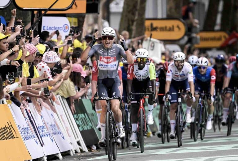 Jasper Philipsen s’impose à Lille et prend le maillot jaune au terme d’une étape folle du Tour de France 2025 Jasper Philipsen s’impose à Lille et prend le maillot jaune au terme d’une étape folle du Tour de France 2025