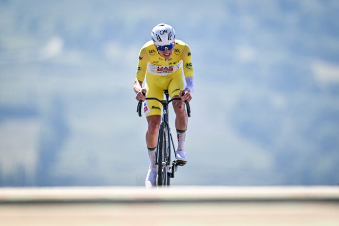 Tadej Pogacar remporte le contre-la-montre à Peyragudes et conforte son maillot jaune