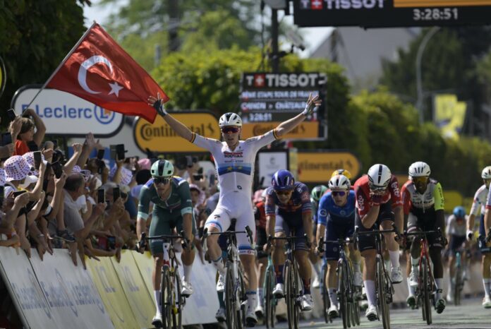 Tim Merlier remporte la 9e étape du Tour de France 2025 à Châteauroux