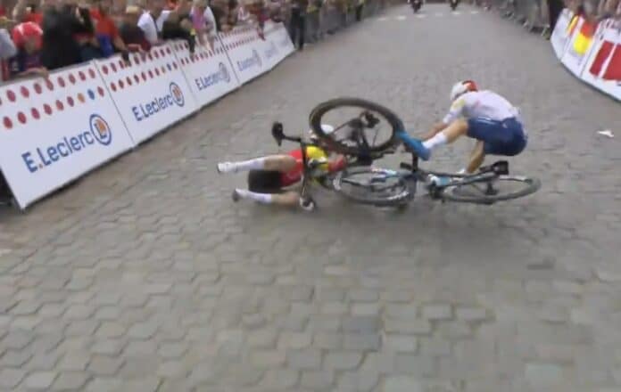Tour de France 2025 chute spectaculaire de Benjamin Thomas et Matteo Vercher sur le pavés du Mont Cassel