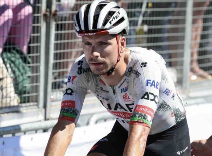 Tour de France 2025 Joao Almeida au départ de Saint Méen le Grand malgré une côte fracturée