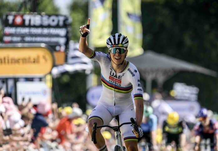 Tour de France 2025 Tadej Pogacar rafle l'étape et le maillot jaune à Mur de Bretagne