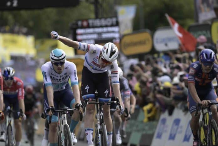 Tour de France 2025 : Tim Merlier remporte la 3ème étape au sprint dans un final chaotique