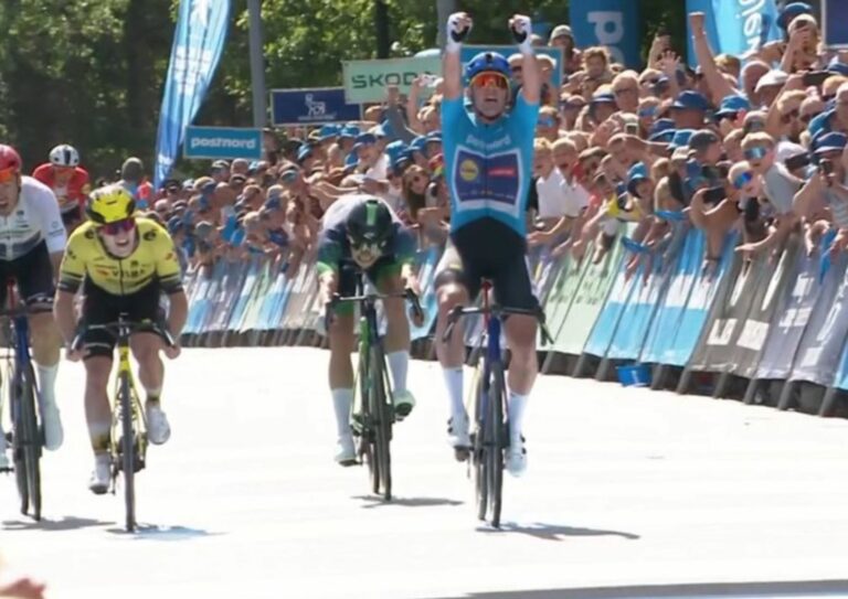 Tour du Danemark 2025 : étape 5 : Mads Pedersen triple la mise devant Axel Zingle et remporte le général