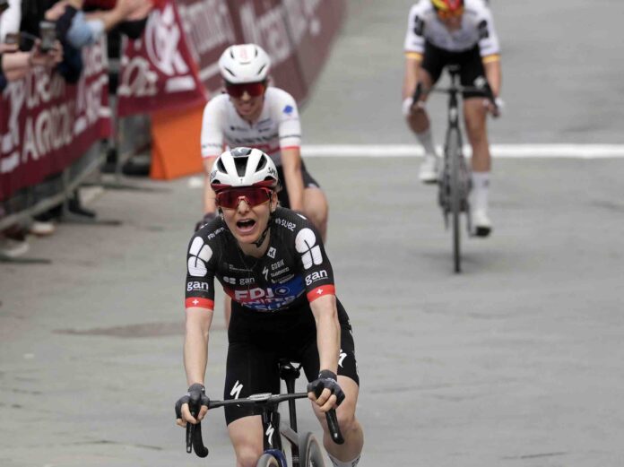 Strade Bianche 2026 la victoire surprise d'Elise Chabbey au terme d'un scénario fou